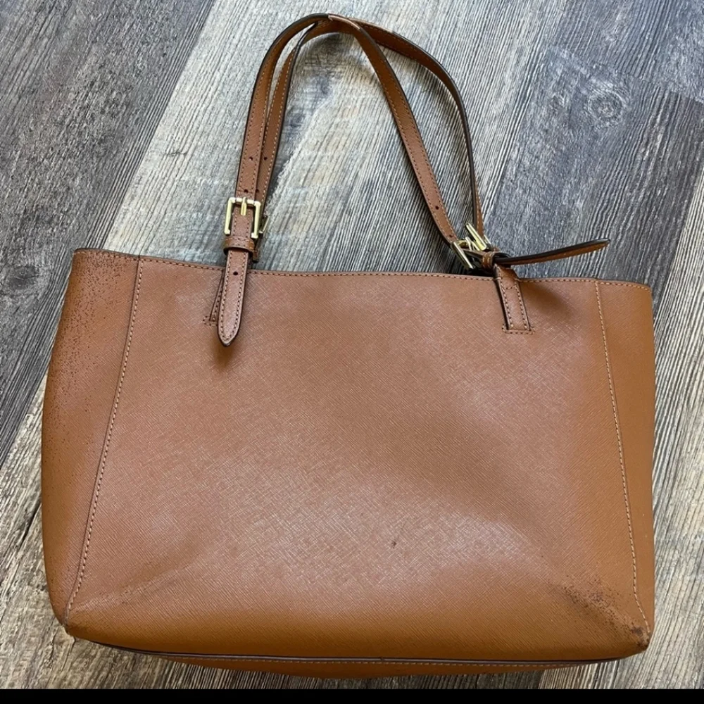 GORGEOUS Tory 💓 Burch Leather 👛 Bag Classic peice for everyday!